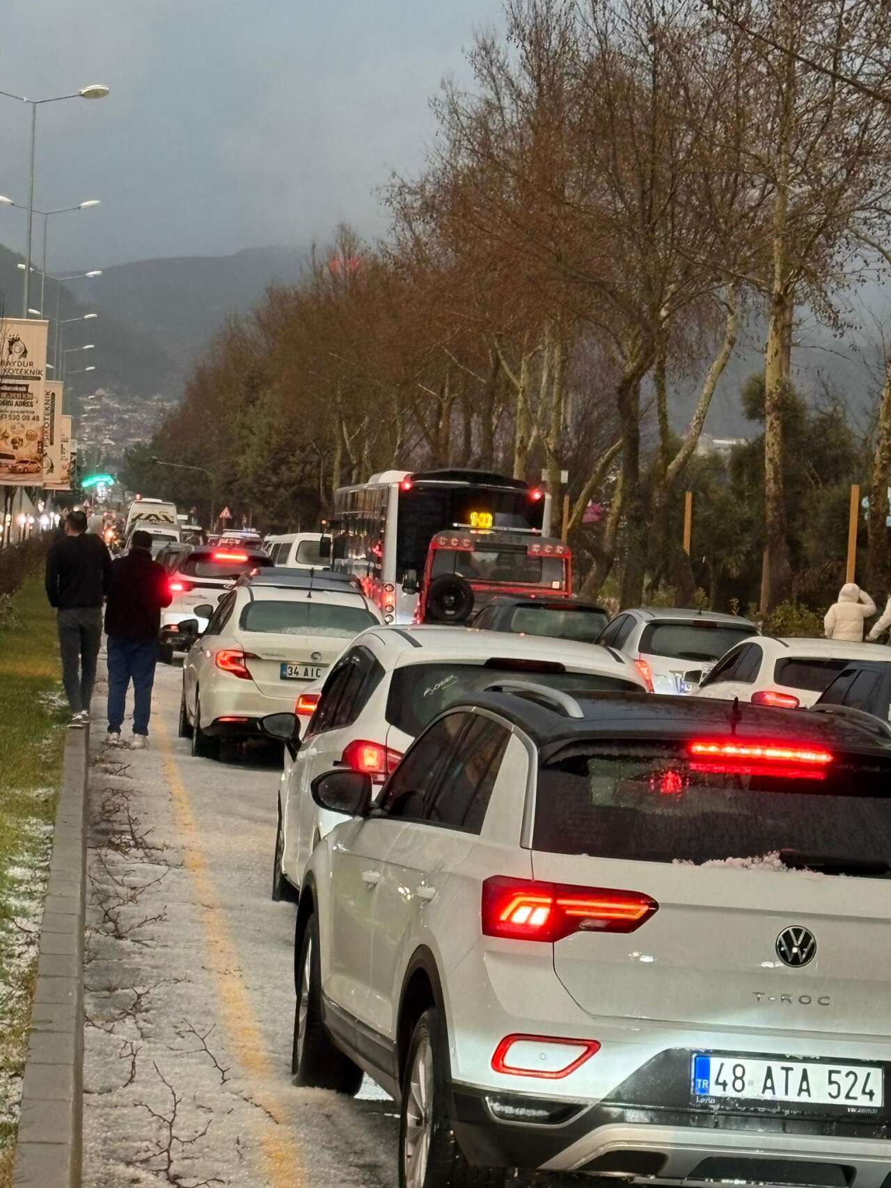 Menteşe’de Fırtına Trafiği Felç Etti: Uğur Mumcu Bulvarı’nda Ağaç Devrildi 2